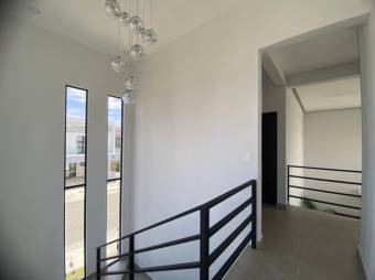 Se vende espaciosa casa de lujo con patio en San Rafael Escazú 25-1633