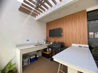 Se vende espaciosa casa de lujo con patio en San Rafael Escazú 25-1633