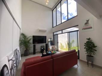 Se vende espaciosa casa de lujo con patio en San Rafael Escazú 25-1633