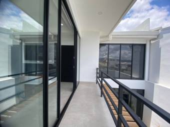 Se vende espaciosa casa de lujo con patio en San Rafael Escazú 25-1633