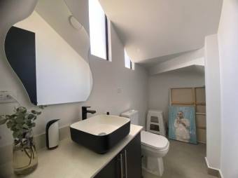 Se vende espaciosa casa de lujo con patio en San Rafael Escazú 25-1633