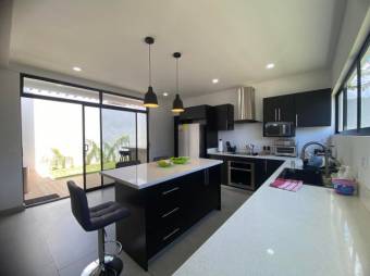 Se vende espaciosa casa de lujo con patio en San Rafael Escazú 25-1633