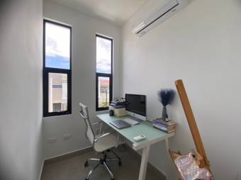 Se vende espaciosa casa de lujo con patio en San Rafael Escazú 25-1633