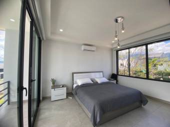 Se vende espaciosa casa de lujo con patio en San Rafael Escazú 25-1633