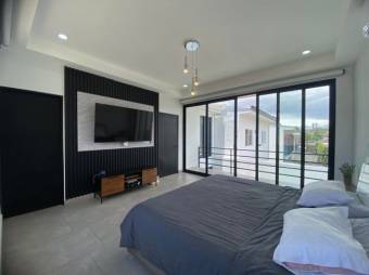 Se vende espaciosa casa de lujo con patio en San Rafael Escazú 25-1633