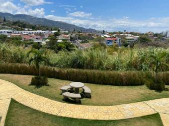 Se vende espaciosa casa de lujo con patio en San Rafael Escazú 25-1633