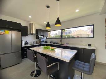 Se vende espaciosa casa de lujo con patio en San Rafael Escazú 25-1633