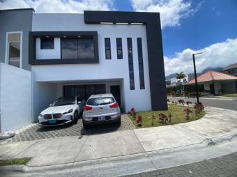 Se vende espaciosa casa de lujo con patio en San Rafael Escazú 25-1633