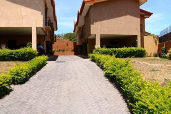 Se vende espaciosa casa de 2 plantas en San Rafael Escazú 26-54