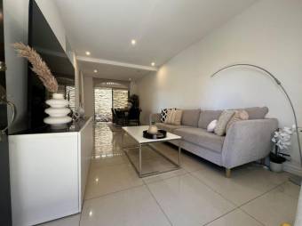 Se vende espaciosa casa de 2 plantas en San Rafael Escazú 26-54