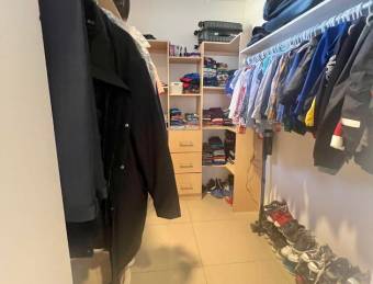 Se vende espaciosa casa de 2 plantas en San Rafael Escazú 26-54