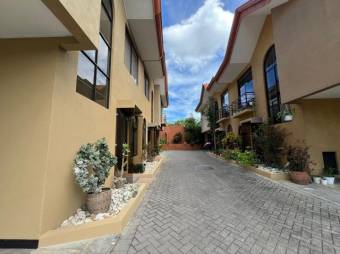 Se vende espaciosa casa de 2 plantas en San Rafael Escazú 26-54