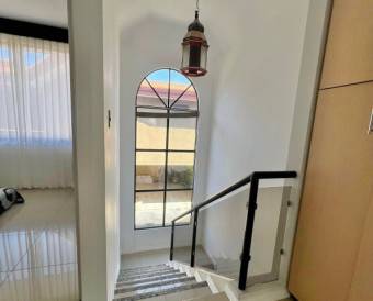 Se vende espaciosa casa de 2 plantas en San Rafael Escazú 26-54