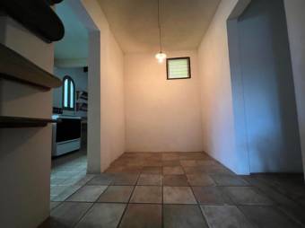 Se alquila espaciosa casa con patio en Granadilla Curridabat 25-1679