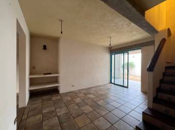 Se alquila espaciosa casa con patio en Granadilla Curridabat 25-1679