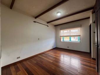 Se alquila espaciosa casa con patio en Granadilla Curridabat 25-1679