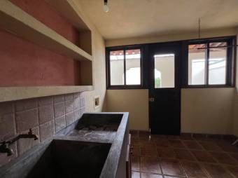 Se alquila espaciosa casa con patio en Granadilla Curridabat 25-1679