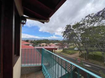 Se alquila espaciosa casa con patio en Granadilla Curridabat 25-1679