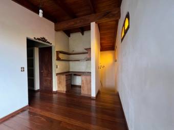 Se alquila espaciosa casa con patio en Granadilla Curridabat 25-1679