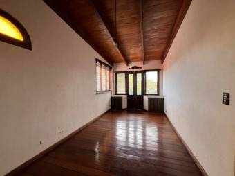 Se alquila espaciosa casa con patio en Granadilla Curridabat 25-1679