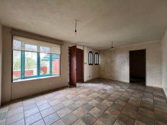 Se alquila espaciosa casa con patio en Granadilla Curridabat 25-1679