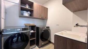 Se alquila espaciosa casa a estrenar en condominio de Santa Ana 26-319