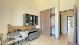 Se alquila espaciosa casa a estrenar en condominio de Santa Ana 26-319