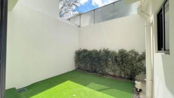 Se alquila moderna casa amoblada en condominio de Santa Ana 26-320