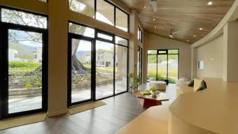 Se alquila moderna casa amoblada en condominio de Santa Ana 26-320