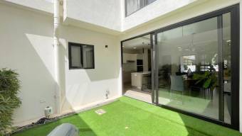 Se alquila moderna casa amoblada en condominio de Santa Ana 26-320
