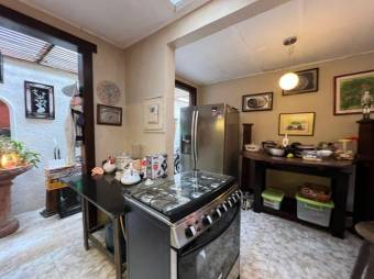 Se alquila espaciosa casa con jardin en San Rafael Escazú 25-165