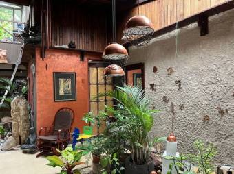 Se alquila espaciosa casa con jardin en San Rafael Escazú 25-165