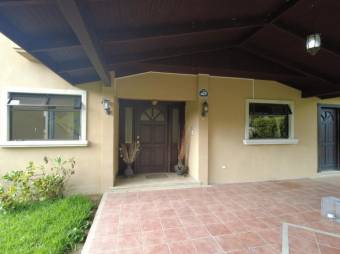 Se vende espaciosa casa con patio en Mata De Platano Goicoechea 24-297 Se vende espaciosa casa con patio en Mata De Platano Goicoechea 24-297