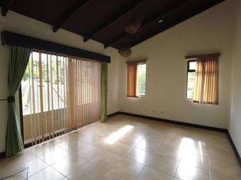 Se vende espaciosa casa con patio en Mata De Platano Goicoechea 24-297 Se vende espaciosa casa con patio en Mata De Platano Goicoechea 24-297