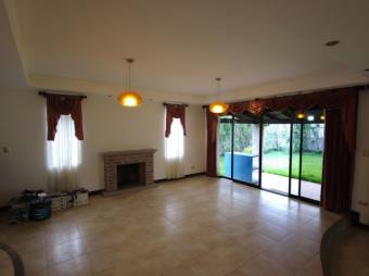 Se vende espaciosa casa con patio en Mata De Platano Goicoechea 24-297 Se vende espaciosa casa con patio en Mata De Platano Goicoechea 24-297