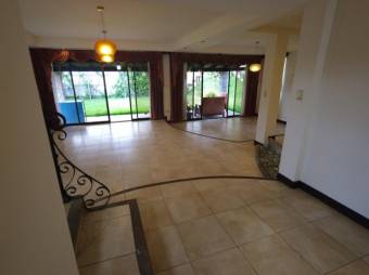 Se vende espaciosa casa con patio en Mata De Platano Goicoechea 24-297 Se vende espaciosa casa con patio en Mata De Platano Goicoechea 24-297