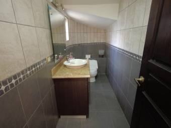 Se vende espaciosa casa con patio en Mata De Platano Goicoechea 24-297 Se vende espaciosa casa con patio en Mata De Platano Goicoechea 24-297