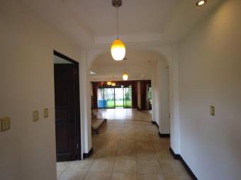 Se vende espaciosa casa con patio en Mata De Platano Goicoechea 24-297 Se vende espaciosa casa con patio en Mata De Platano Goicoechea 24-297