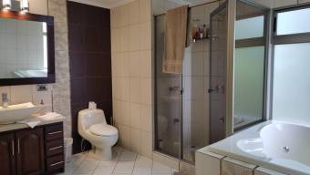 Se vende espaciosa casa de 3 plantas en Guácima Alajuela 23-357 Se vende espaciosa casa de 3 plantas en Guácima Alajuela 23-357