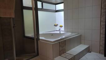 Se vende espaciosa casa de 3 plantas en Guácima Alajuela 23-357 Se vende espaciosa casa de 3 plantas en Guácima Alajuela 23-357