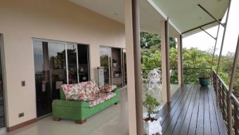 Se vende espaciosa casa de 3 plantas en Guácima Alajuela 23-357
