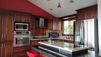 Se vende espaciosa casa de 3 plantas en Guácima Alajuela 23-357 Se vende espaciosa casa de 3 plantas en Guácima Alajuela 23-357