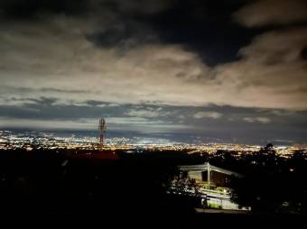 Se vende espaciosa casa de 3 plantas en Guácima Alajuela 23-357 Se vende espaciosa casa de 3 plantas en Guácima Alajuela 23-357