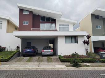Se vende espaciosa casa con patio en condominio de Sabanilla San José 24-1615