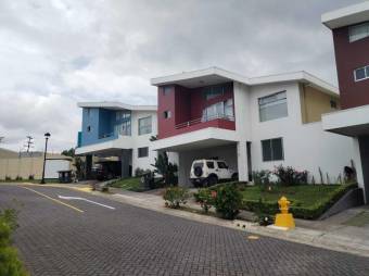 Se vende espaciosa casa con patio en condominio de Sabanilla San José 24-1615 Se vende espaciosa casa con patio en condominio de Sabanilla San José 24-1615