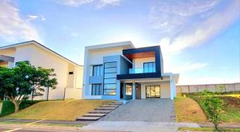 Se vende moderna  y espaciosa casa con patio en Grecia 25-1315