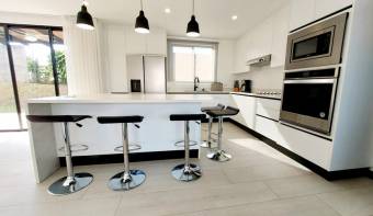 Se vende moderna y espaciosa casa con patio en Grecia 25-1315 Se vende moderna y espaciosa casa con patio en Grecia 25-1315