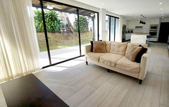 Se vende moderna y espaciosa casa con patio en Grecia 25-1315 Se vende moderna y espaciosa casa con patio en Grecia 25-1315