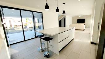 Se vende moderna y espaciosa casa con patio en Grecia 25-1315 Se vende moderna y espaciosa casa con patio en Grecia 25-1315