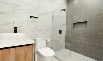 Se vende moderna y espaciosa casa con patio en Grecia 25-1315 Se vende moderna y espaciosa casa con patio en Grecia 25-1315